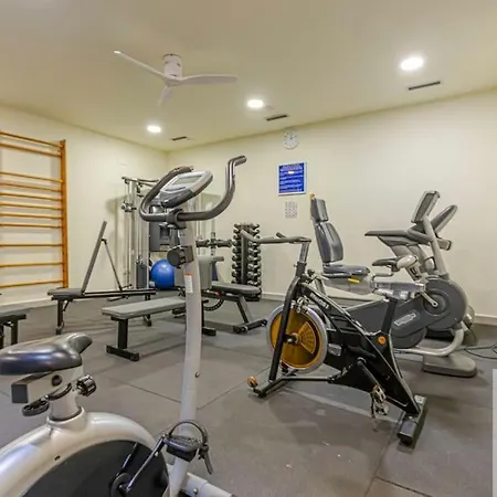 2 Bdr With Heated Pool & Jacuzzi Apartment *